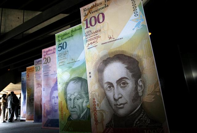 Big samples of a "new family" of Venezuelan notes seen at the Central Bank headquarters in Caracas on October 24, 2007. Venezuela devalued its bolivar currency Friday in a widely expected move that will ease pressure on government finances after President Hugo Chavez's heavy campaign spending last year, but is likely to spur the OPEC nation's inflation. Big samples of a "new family" of Venezuelan notes seen at the Central Bank headquarters in Caracas on October 24, 2007.